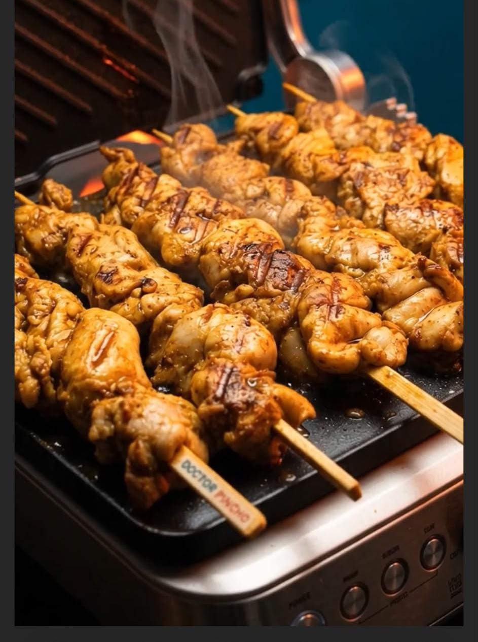 Pinchos calientes en empaque de Doctor Pincho con el logo oficial